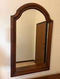 specchio con cornice in legno