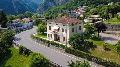 PORZIONE DI BIFAMILIARE A BARGHE