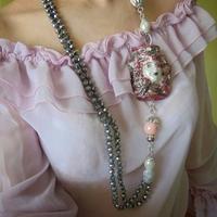 Collana con ciondolo in ceramica. 