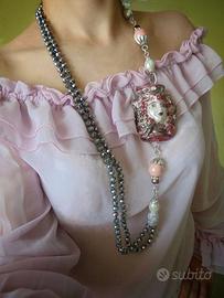 Collana con ciondolo in ceramica. 