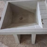 lavello in cemento grigio 