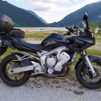 Yamaha FZ6 Fazer con numerosi accessori