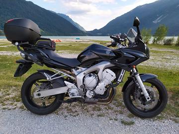 Yamaha FZ6 Fazer con numerosi accessori