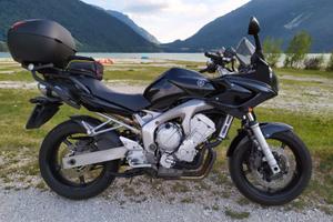 Yamaha FZ6 Fazer con numerosi accessori