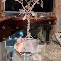albero di ulivo su pietra in quarzo rosa 