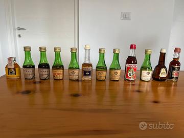 Bottigliette mignon di liquore assortite.