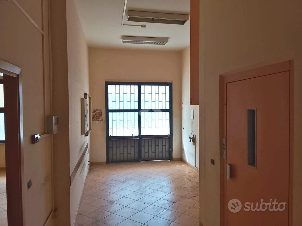 NEGOZIO A SAN GIORGIO A CREMANO - Vista 3