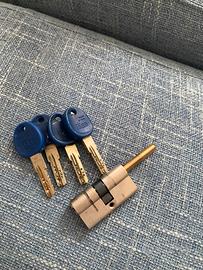 Serratura ISEO per porta blindata con 4 chiavi