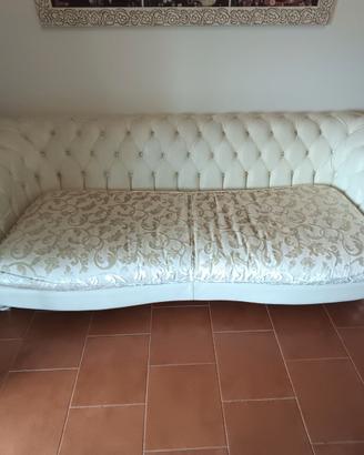 Divano Chesterfield tre posti in pelle color panna