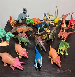 Lotto di dinosauri giocattolo con piante