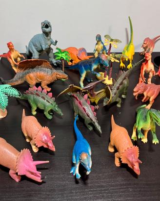 Lotto di dinosauri giocattolo con piante