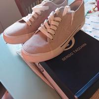 Scarpe nuove in tela
