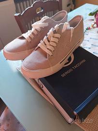 Scarpe nuove in tela