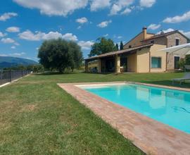 Casale panoramico con piscina a Calvi dell'Umbria