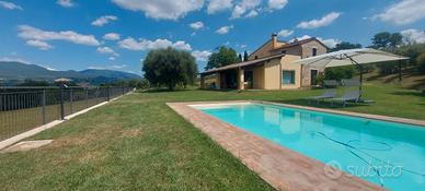 Casale panoramico con piscina a Calvi dell'Umbria