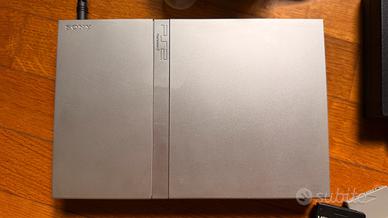 PlayStation 2 PS2 Slim Silver + 2 Contr. + 4 MC