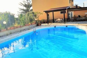 VILLA CON PISCINA PARTINICO