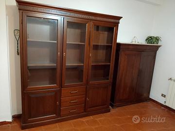 MOBILI IN CILIEGIO E MARMO BIANCO