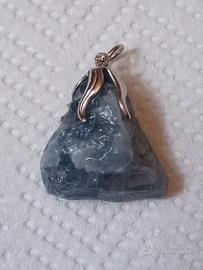 Ciondolo calcite blu grezza