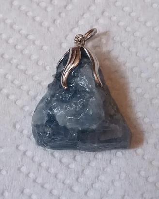 Ciondolo calcite blu grezza