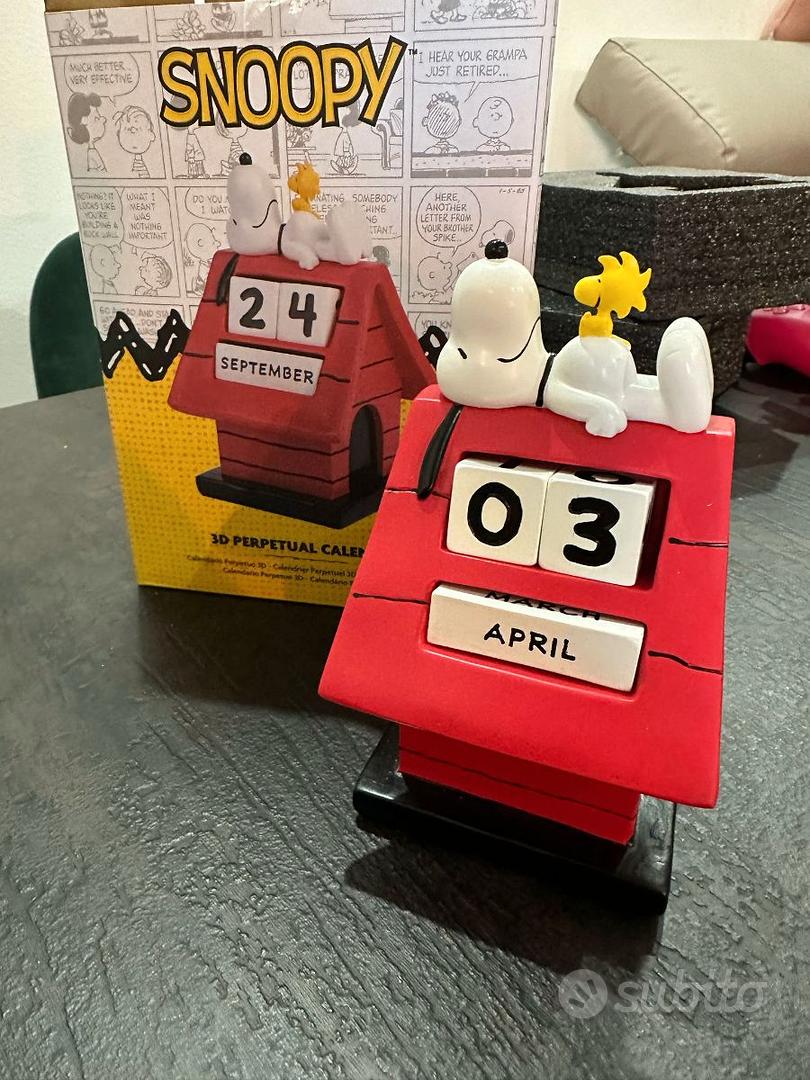Calendario Da Tavolo Snoopy 2025 - 12 Mesi, 18x20 Cm, Base In Cartone, Illustrazioni Peanuts, Edizione Multilingue