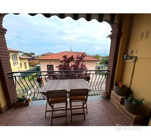 Tavolo in legno e sedie