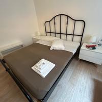 Letto con comodini