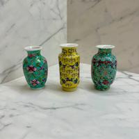 Tre vasetti di porcellana cinese