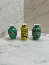 Tre vasetti di porcellana cinese