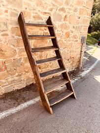 Antica scala in legno