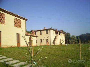 Immobile di 350 m² con 2 locali a Bucine