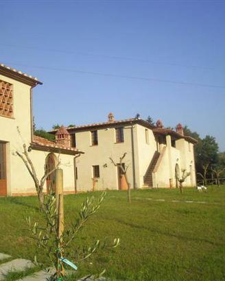 Immobile di 350 m² con 2 locali a Bucine