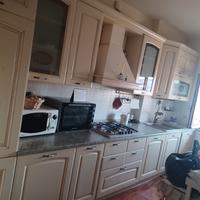cucina beige country con elettrodomestici forno e 
