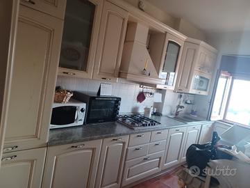 cucina beige country con elettrodomestici forno e 