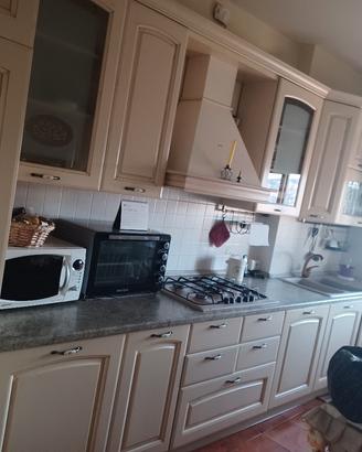 cucina beige country con elettrodomestici forno e 