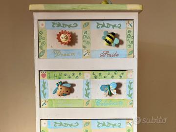 Piccola cassettiera con omaggi