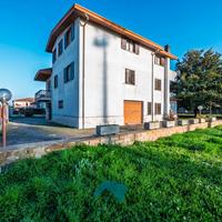 Villa unifamiliare divisa in due unita' abitative