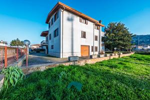 Villa unifamiliare divisa in due unita' abitative