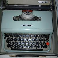 Macchina da scrivere olivetti 22