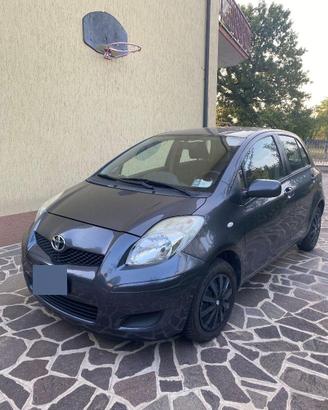 Toyota Yaris 2010 - Benzina