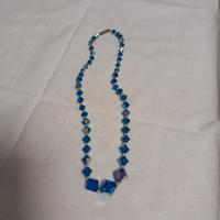 collana con pietre sfaccettate blu