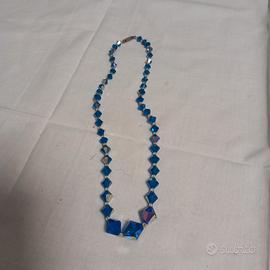 collana con pietre sfaccettate blu