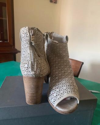 Stivaletti estivi spuntati Ash traforati