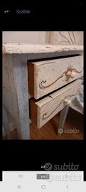 comodino in legno shabby 