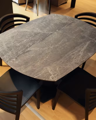 Tavolo in ceramica con basamento centrale stones