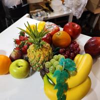Composizione di frutta finta 