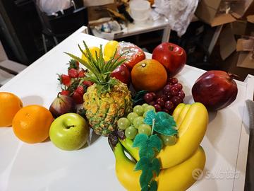 Composizione di frutta finta 