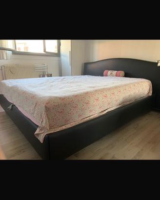 Letto matrimoniale in pelle  con contenitore