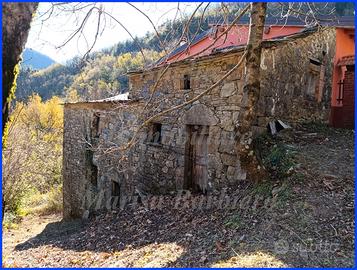 Borzonasca: Casa rustica su tre piani - terreno