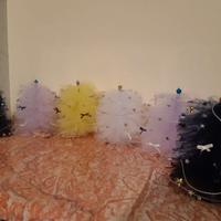 Albero di Natale in tulle con decorazioni